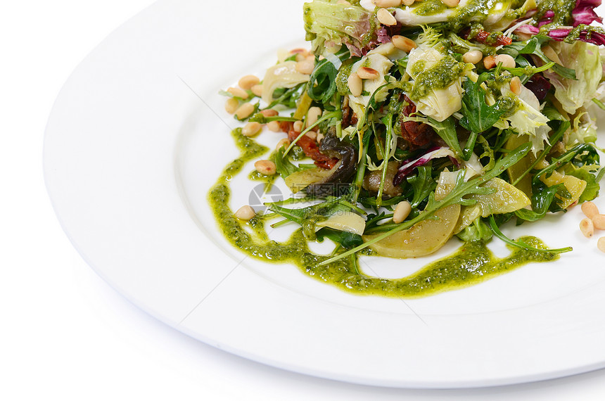 沙拉加罗可拉和松果营养餐厅饮食蔬菜健康松树宏观盘子叶子坚果图片