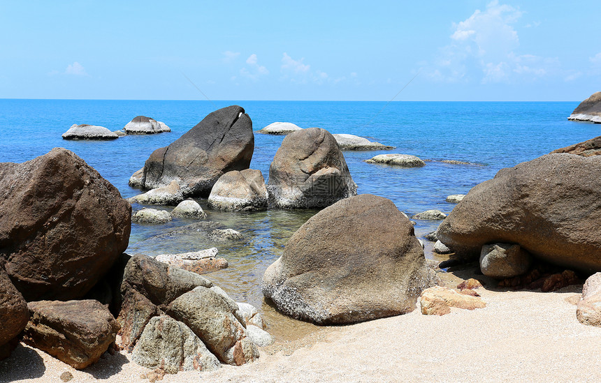 海滩上的石头晴天旅行风景天气悬崖场景支撑海岸游客阳光图片