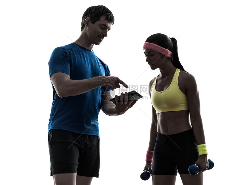 女性使用数字平板脚环操练健身男教练图片