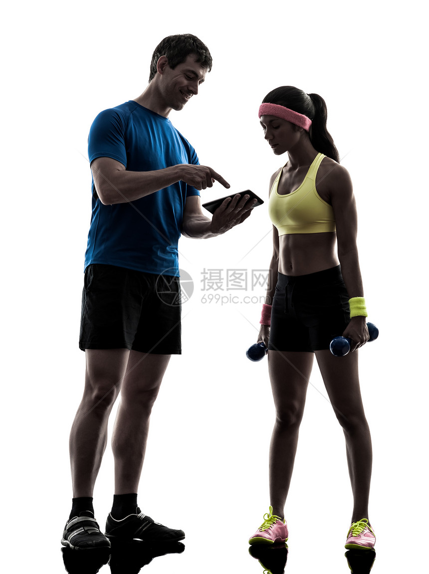 妇女使用数字平板电脑锻炼健身男教练女性运动员培训师训练健美药片辅导阴影有氧运动夫妻图片