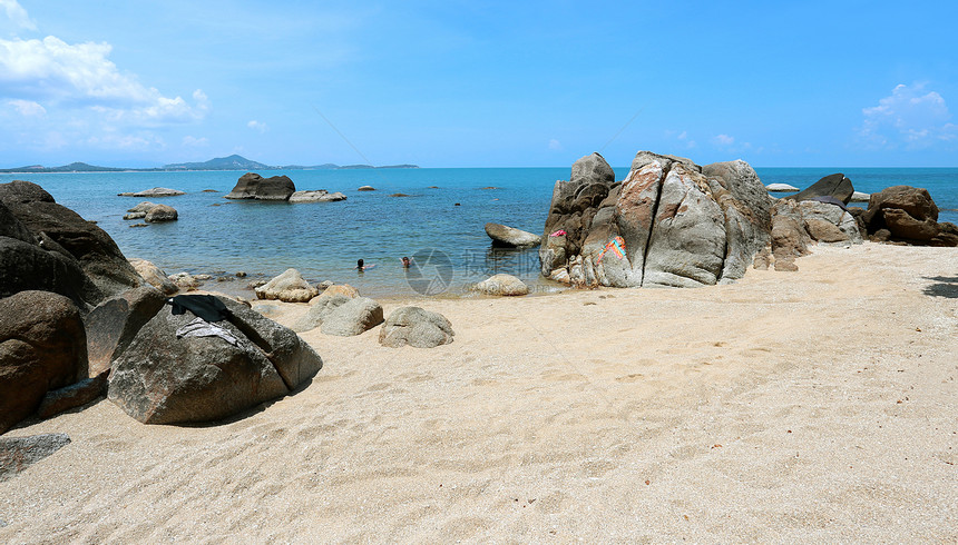 海滩上的石头晴天季节假期旅行悬崖海岸热带场景支撑旅游图片