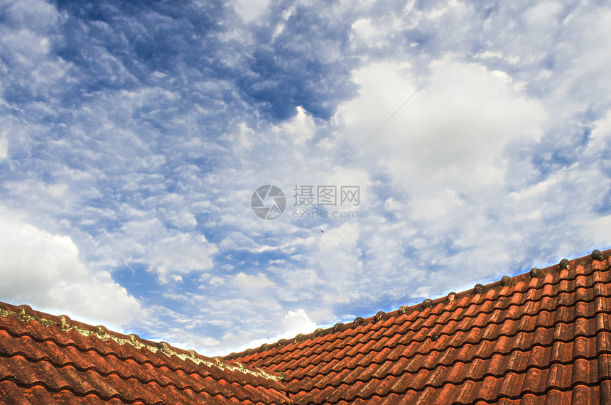 蓝色天空 带毛云的铺垫屋顶红陶橙子红色建筑建筑学条纹黏土卵石房子材料图片