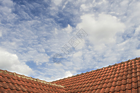 蓝色天空105号 有毛云蓝云的铺垫屋顶平铺建筑学卵石房子条纹橙子红色建筑红陶黏土背景图片