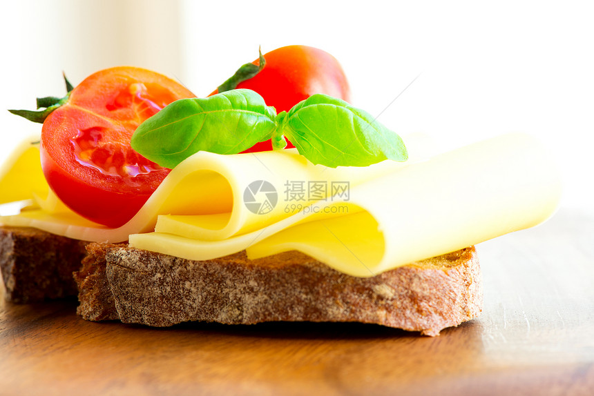 三明治加奶酪西红茄和烤肉小吃蔬菜早餐食物桌子叶子图片
