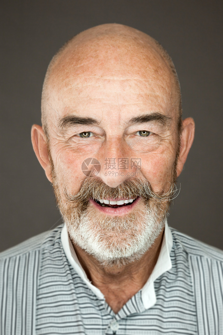 老头退休微笑老化鼻子沉思男人喜悦快乐智慧思维图片