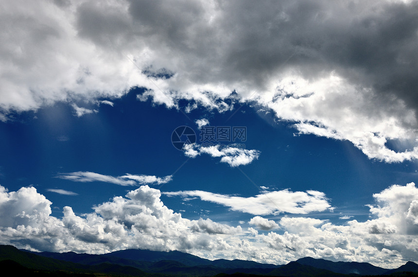 天空中的戏剧云白色多云空气天气顶峰爬坡蓝天国家柔软度图片