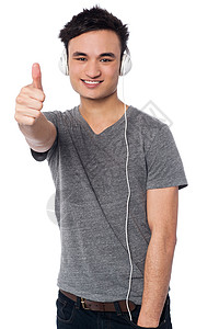 年轻男性聆听音乐的欢快快乐背景图片