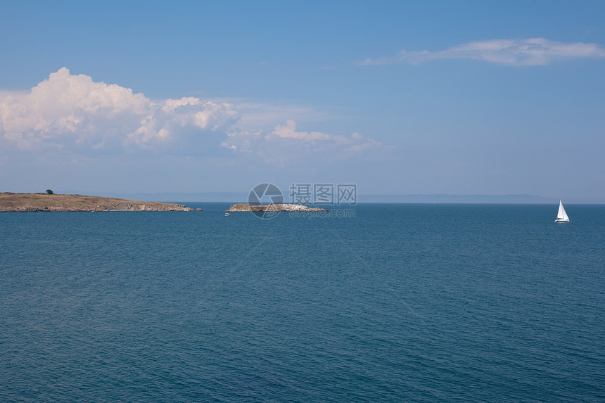 海景游艇白色蓝色黄色水平海滨海浪天空棕色绿色图片