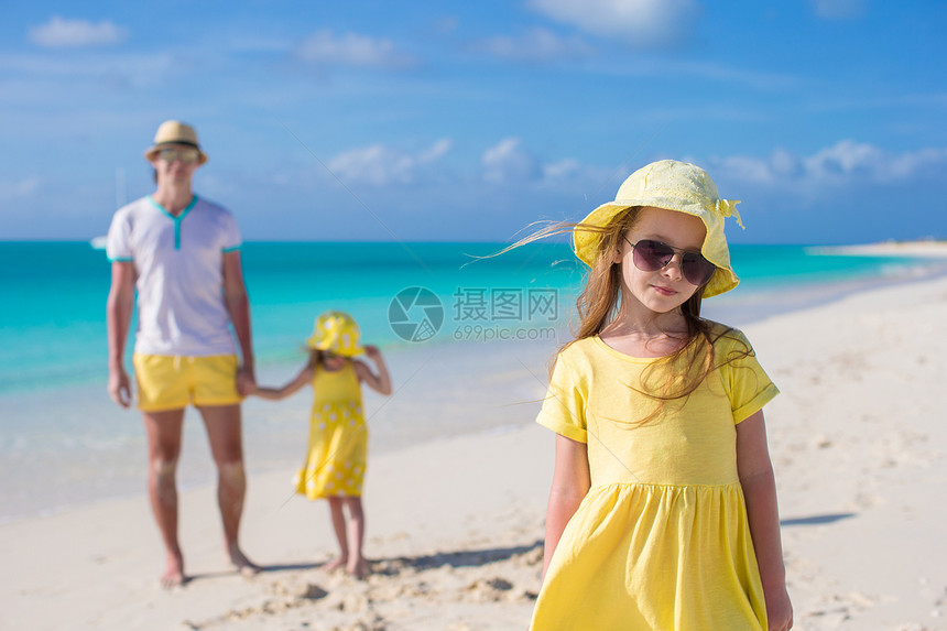 在热带白沙滩上 可爱的小女孩和快乐的父亲家庭乐趣假期海滩异国父母孩子们享受婴儿海岸图片