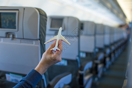 手飞机紧紧手握着一架大型飞机内的飞机型号运输游客商务航程男性航班喷射货物飞机场铅笔背景