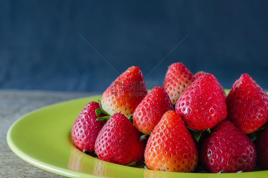 盘上红草莓红色盘子绿色生活食物养分水果图片