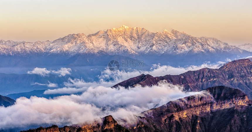 Minya Konka雪山山脉天气日出图片