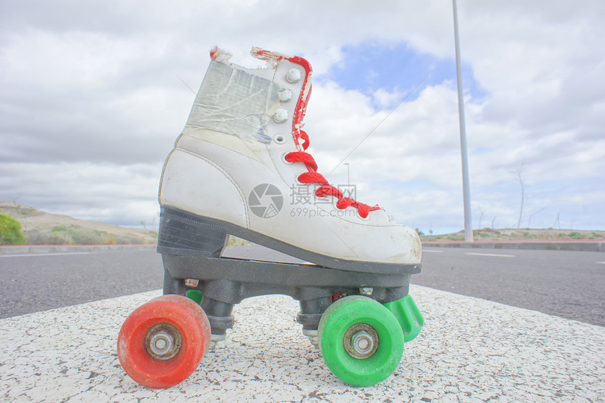 旧旧白滑雪靴车轮橡皮滑冰溜冰者鞋带蕾丝旱冰皮革孩子娱乐图片