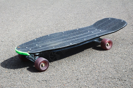 文体风格 长板黑滑板滑冰木板条纹公园黑色背景图片