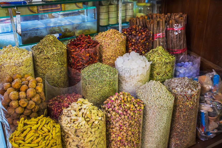 在Deira的香料苏克中 干草药鲜花香料味道藏红花芳香坚果食物疗法露天花瓣旅行市场图片