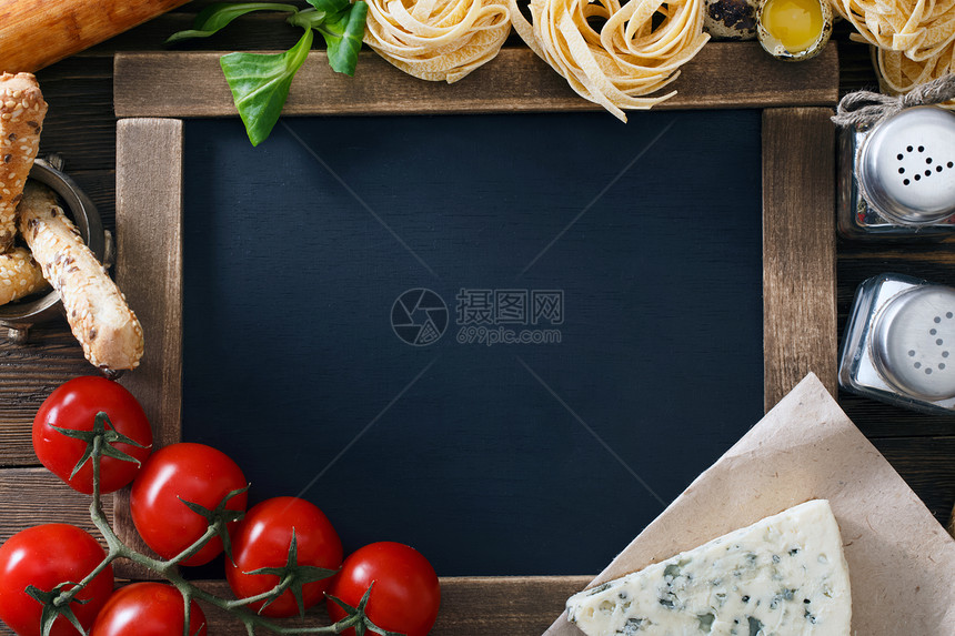 意大利用旧木本面的意大利食品和黑板营养面条乡村胡椒厨房糖类调味品高架食谱面包棒图片
