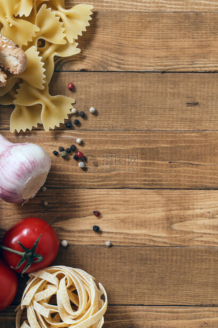 意大利在生锈木材上的意大利意面食谱成分乡村面条调味品胡椒高架烹饪营养厨房香料饮食图片
