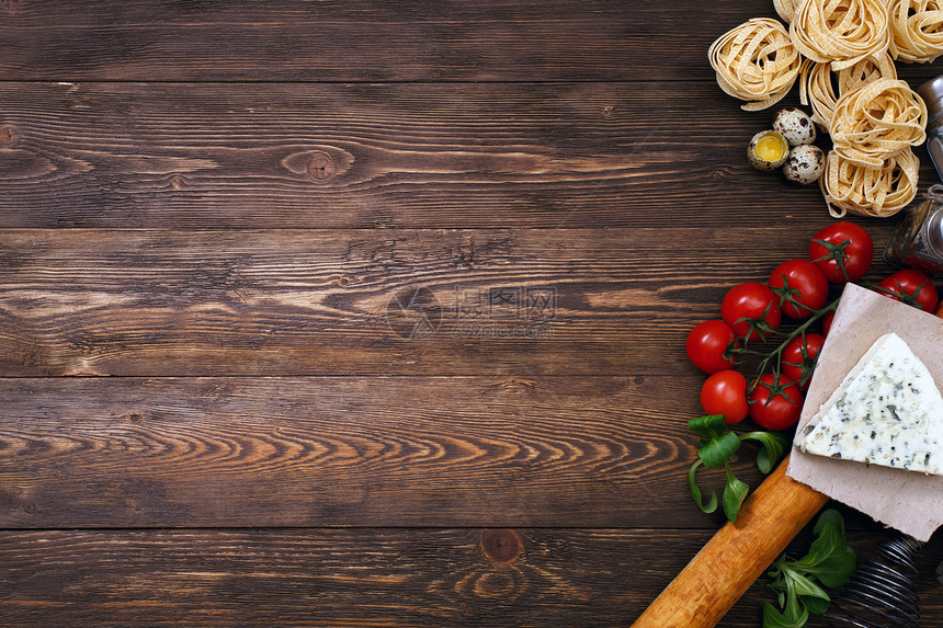 意大利在生锈木材上的意大利意面食谱成分调味品糖类乡村高架胡椒草本植物饮食香料厨房营养图片
