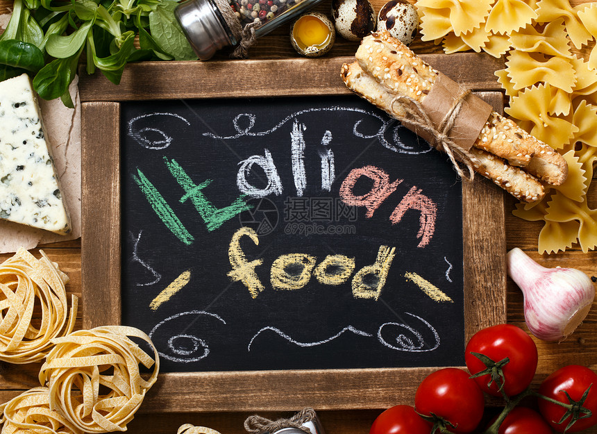 意大利用旧木本面的意大利食品和黑板调味品饮食乡村面包棒香料厨房草本植物面条胡椒营养图片