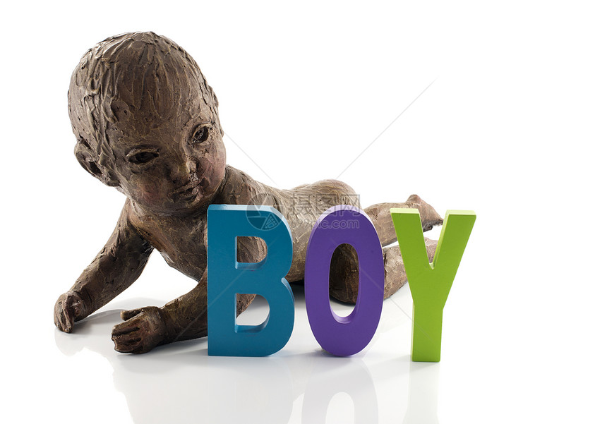 由粘土制成的婴儿男孩雕像图片