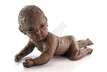 用粘土制成的爬行婴儿雕像背景图片