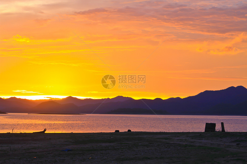 日落与美丽的云朵海洋反射魔法天空晴天蓝色戏剧性天际海浪橙子图片