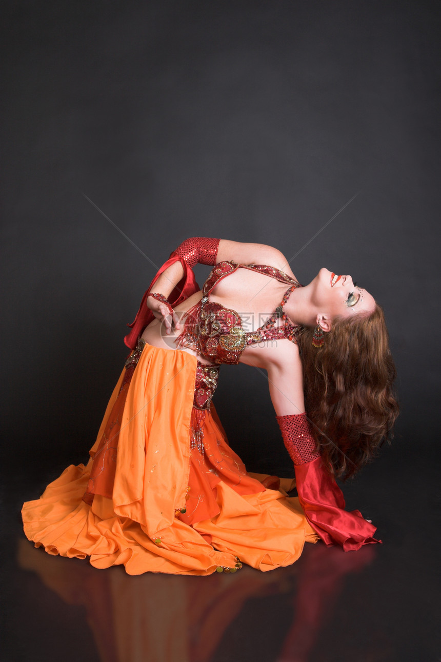 红色的贝贝舞者女性演员戏服形式珠饰姿势黑发肚皮传统胸衣图片