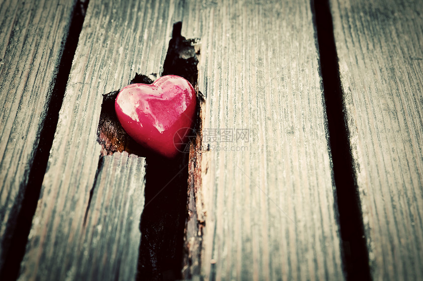 红心在木板的裂缝中 爱的象征乡村木头浪漫宏观问候卡片温泉图片