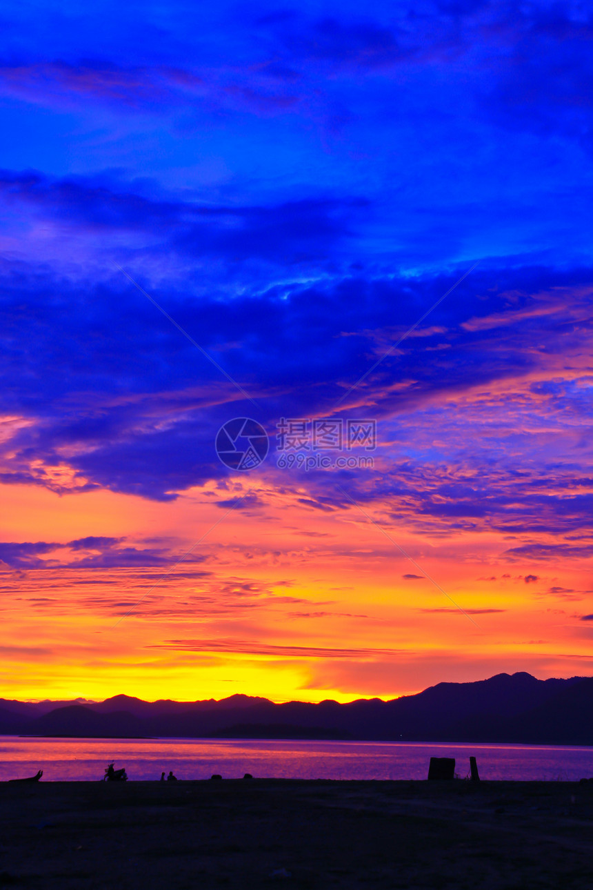 日落与美丽的云朵天际海浪蓝色反射天空魔法太阳海洋橙子镜子图片