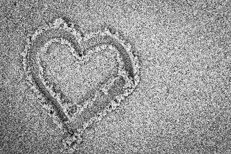 沙子上的心脏形状 浪漫 黑白黑色卡片白色问候黑与白宏观背景图片
