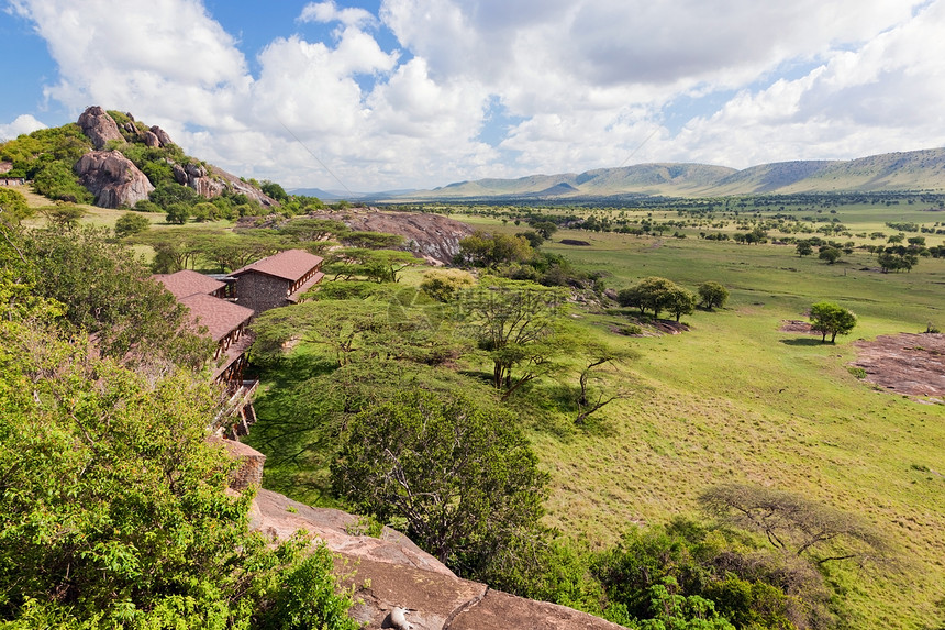 非洲坦桑尼亚热带草原旅游大游览蓝色酒店观光地标旅行场景全景土地国家大草原图片