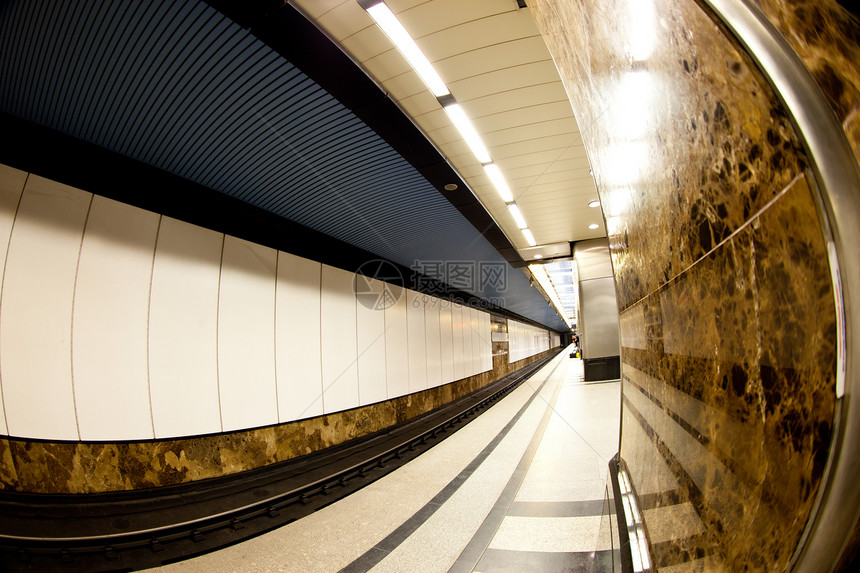 地铁站内车站技术火车乘客城市运输行动速度旅行通勤者图片