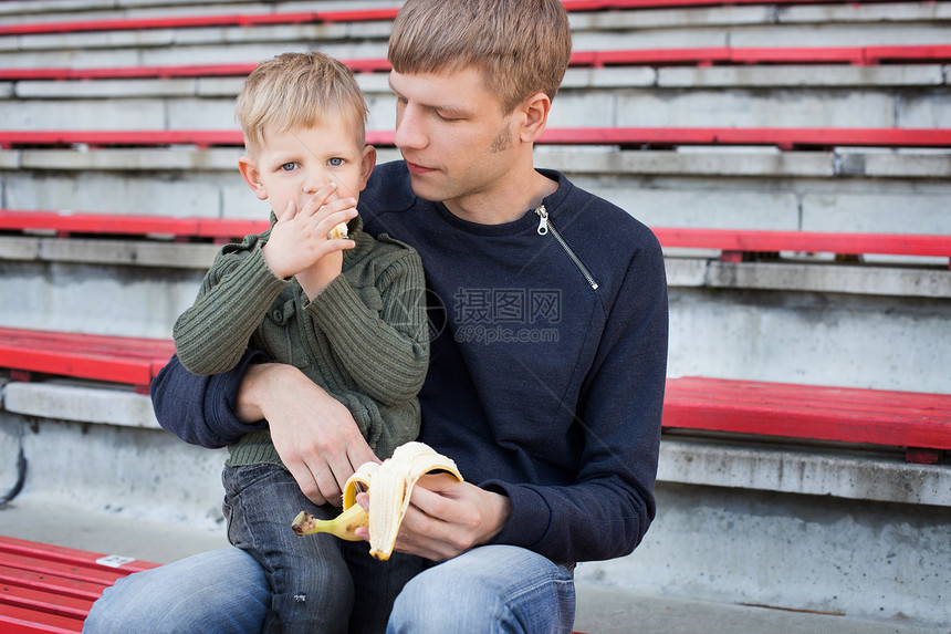 小男孩和他爸爸一起吃香蕉图片