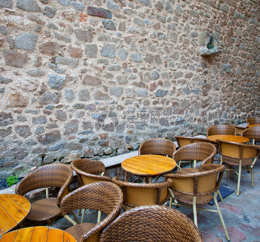 古石墙附近的夏季咖啡馆柳条木头小酒馆休息室旅行照片正方形咖啡店城市石头图片