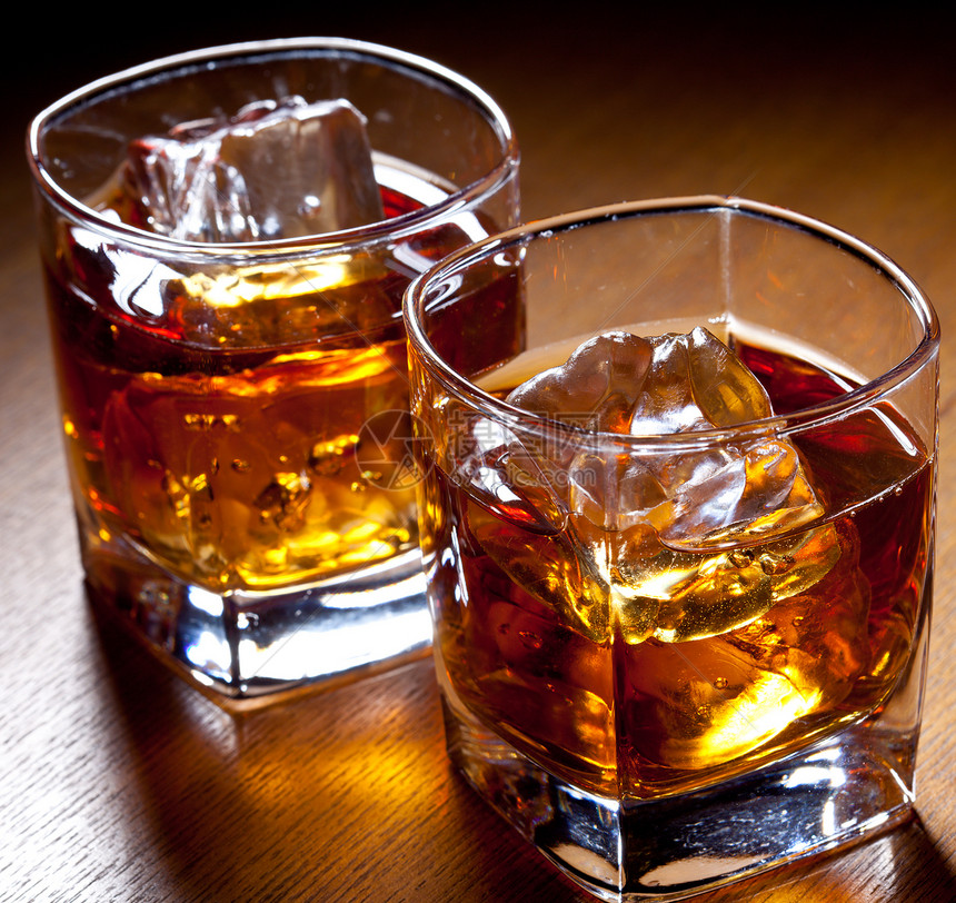 两杯酒不倒翁黑色木头玻璃液体水平棕色酒吧照片桌子图片