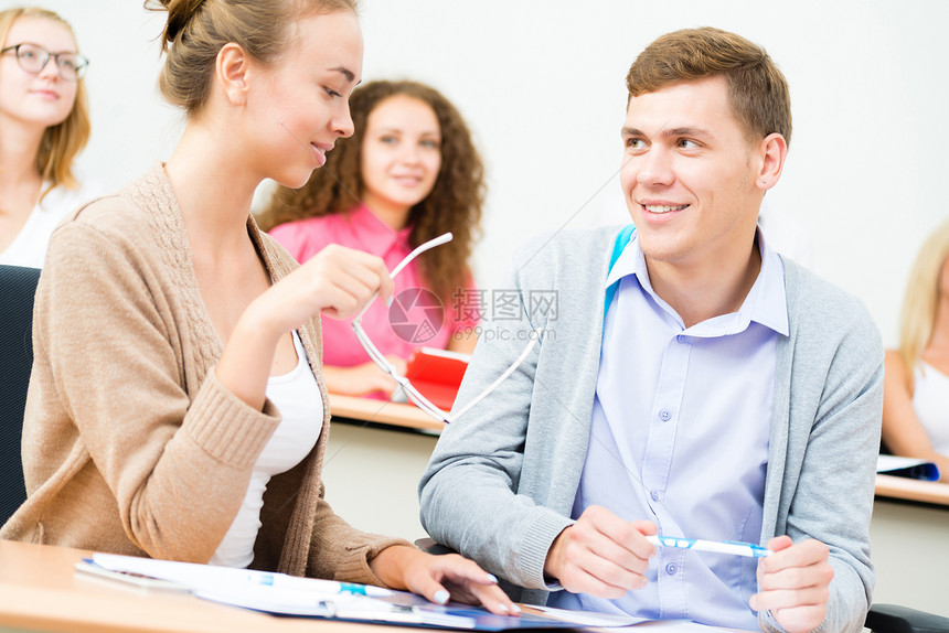 课堂上的学生人数女性班级幸福男生黑板桌子男人技术成人女孩图片