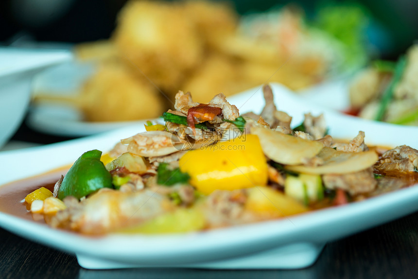 炸猪肉加甜辣椒胡椒美食红色午餐烹饪味道盘子食物草本植物油炸图片