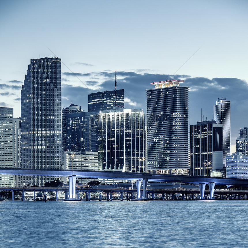 佛罗里达迈阿密市橙黄色热带建筑物蓝紫色天空日出旅游旅行景观海洋图片