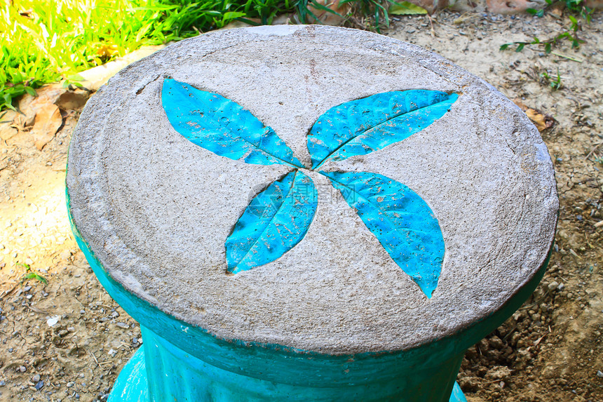 在花园的水泥椅子上打印页纸生态衬套艺术墙纸叶子装饰品长椅季节风格绘画图片
