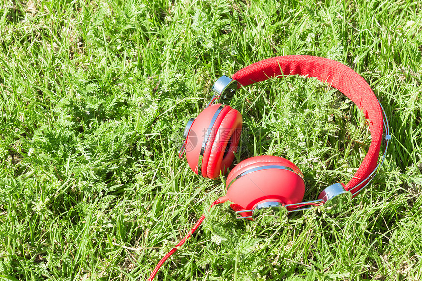 阳光光芒下的多彩红色红耳机图片