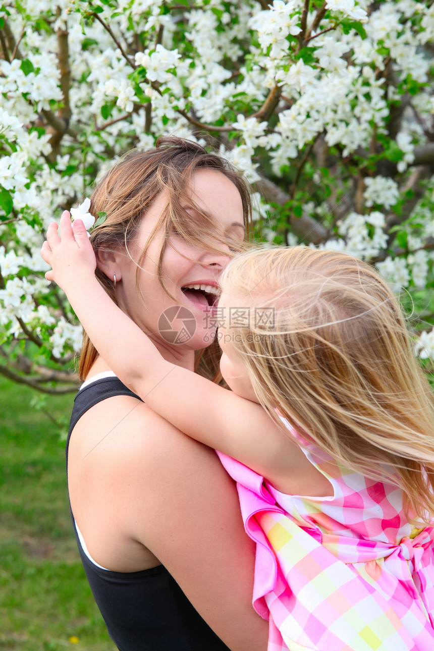 母亲和女儿花园花朵美丽植物童年裙子孩子季节草地女孩图片
