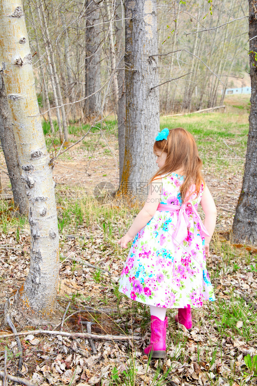 春天的女孩木头孩子绿色植物树干花园快乐裙子树叶童年图片