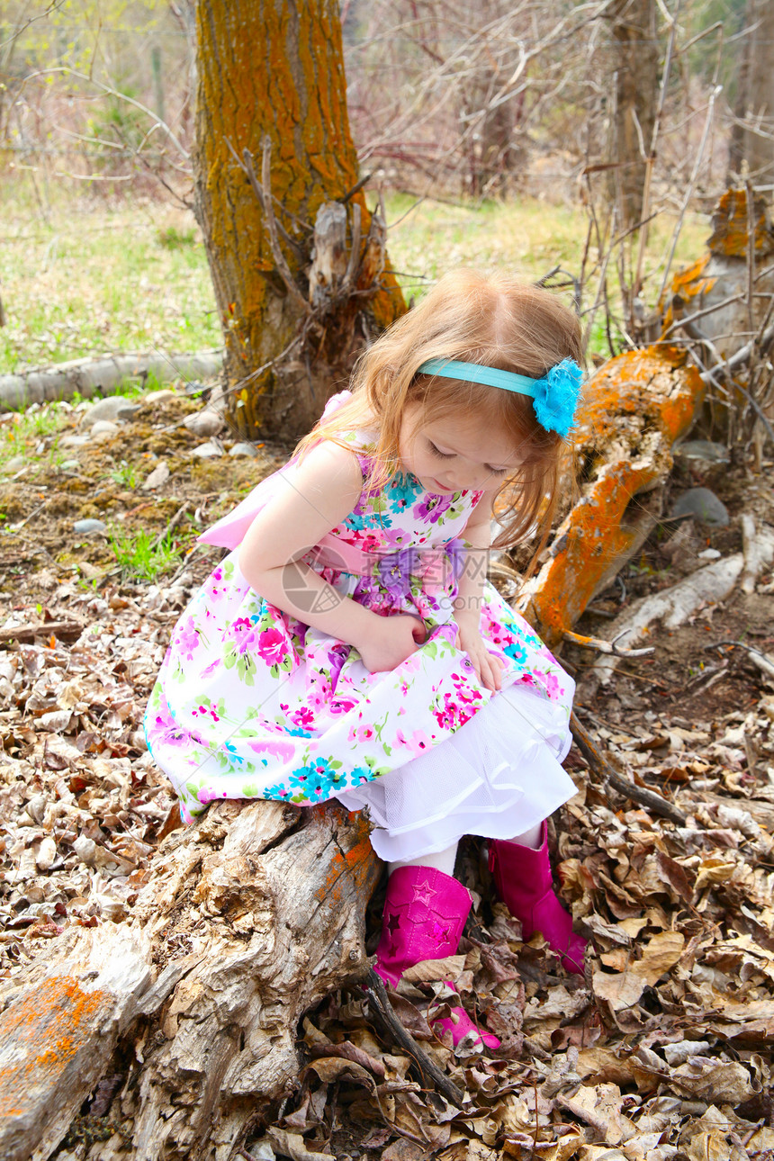 春天的女孩植物花园树叶快乐草地森林花朵童年裙子孩子图片