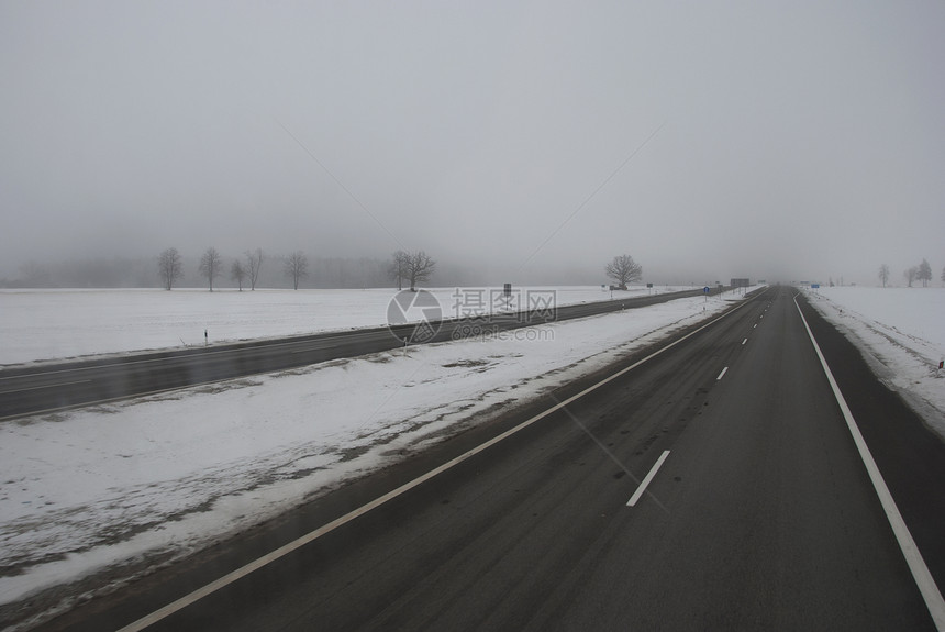 冬季沥青路和清晨雾图片