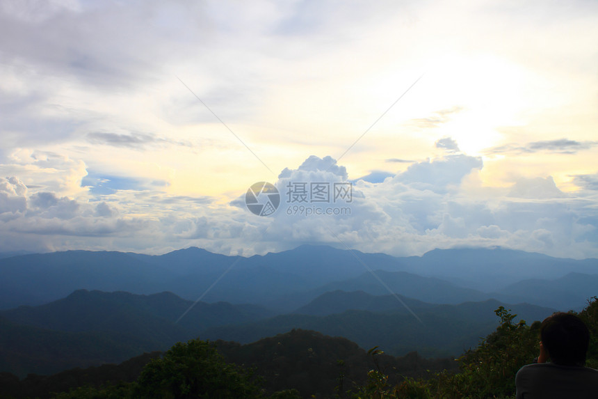 河谷的视线向北边1200米的高峰薄雾橙子农村全景森林旅行季节场景松树天气图片