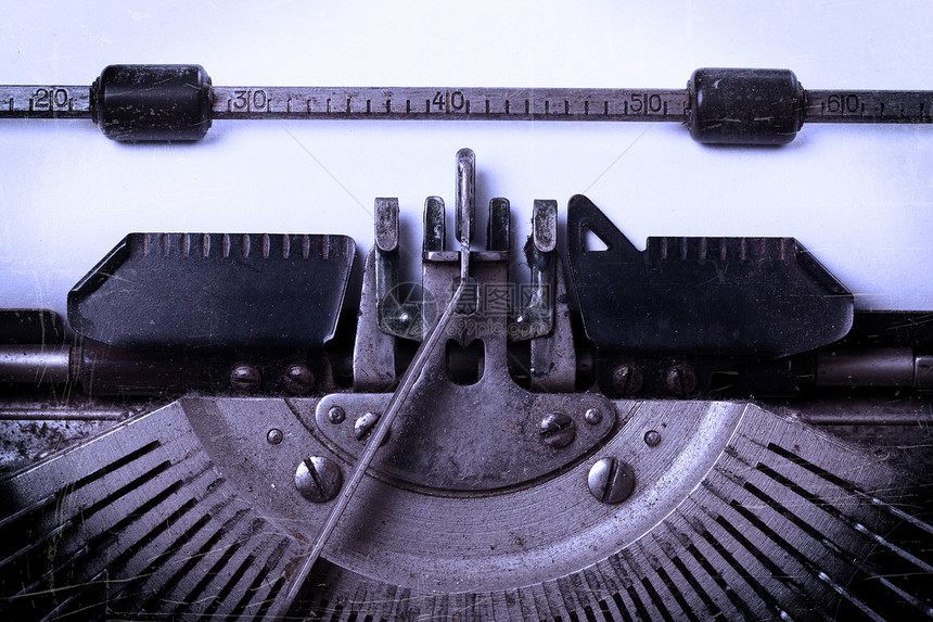 有纸张的旧打字机白色金属键盘机器黑色钥匙技术酒吧软垫按钮图片