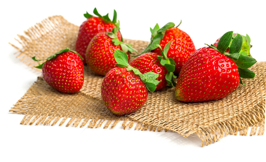 草莓涂在旧薄饼背景上食物叶子团体浆果水果活力麻布绿色种子甜点图片