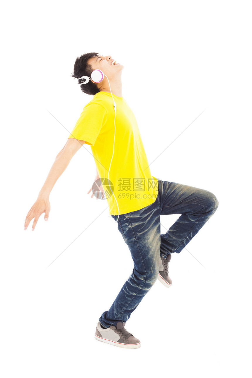 欢乐男人在听音乐的同时跳舞图片