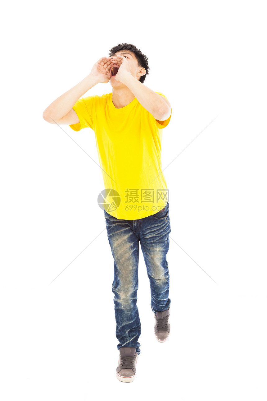 男青年举手喊叫时走路假期蓝色工作室男性乐趣橙子嗓音短裤帽子成人图片