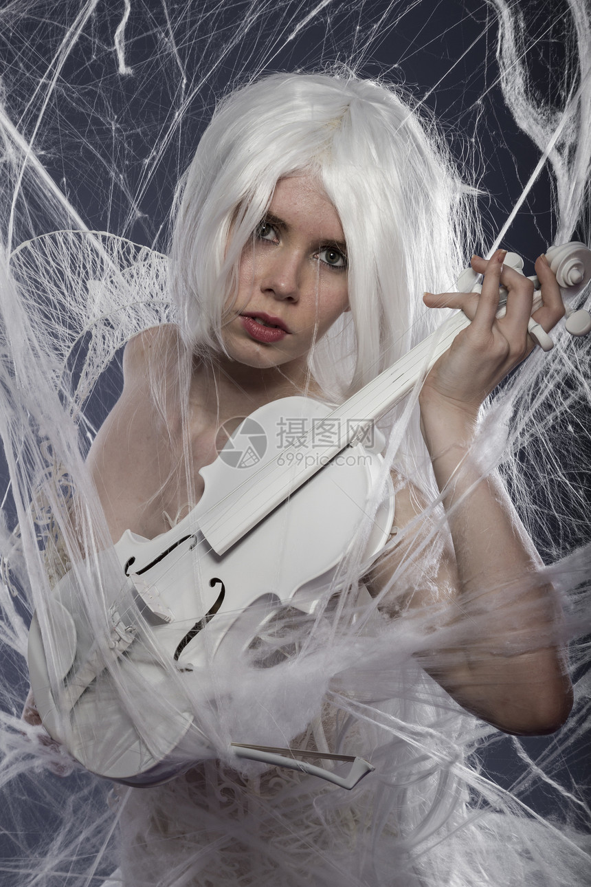 音乐家 美丽的女人 穿着白色的礼服 小提琴 木图片